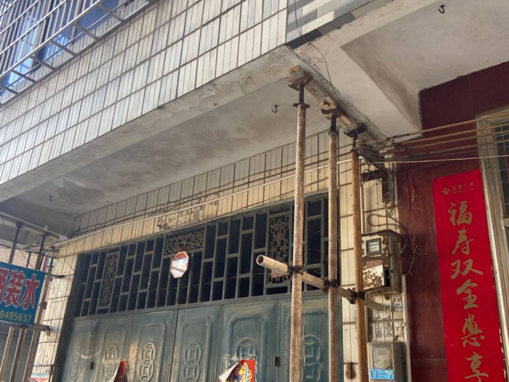 西安某楼房周边挖土方导致地基下沉锚杆静压桩加固